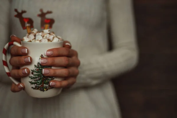 Frauenhände Halten Eine Tasse Kaffee Der Hand Gemütliches Winterkonzept Heißgetränk — Stockfoto