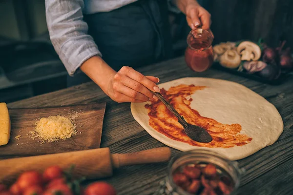 Frische Original Italienische Rohe Pizza Und Zutaten Auf Holztisch Zubereitung — Stockfoto