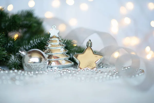 Closeup Decorações Natal Com Luzes Coloridas Decoração Sobre Fundo Luz — Fotografia de Stock