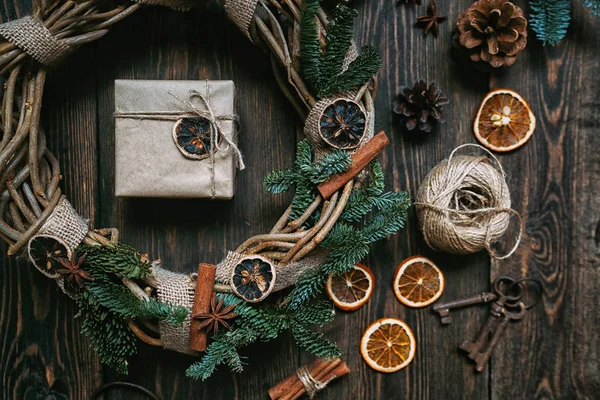 Julklappar Komposition Krans Gjord Julgran Grenar Och Torra Murgröna Mörk — Stockfoto