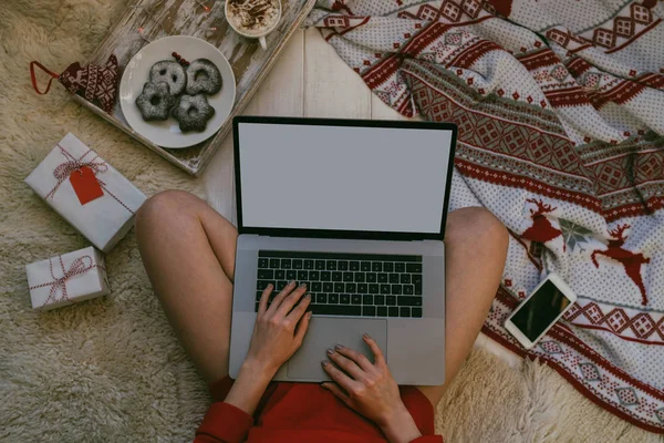 Ciesząc Się Boże Narodzenie Domu Młoda Kobieta Pracuje Laptopie Picie — Zdjęcie stockowe