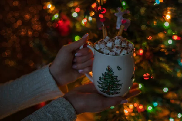 Winterurlaub Heißgetränke Und Personenkonzept Frauenhände Mit Kaffee Auf Dem Leuchtenden — Stockfoto