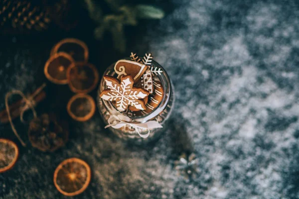 圣诞礼物 包括自制的姜饼饼干 坚果和巧克力 玻璃罐 冷杉树枝 圣诞香料和装饰 新年或圣诞节的概念 带复制空间的顶视图 — 图库照片