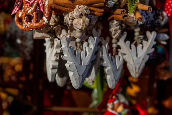 Münih, Almanya'nın tarihi merkezinde geleneksel Noel Pazarı hediyelik eşya satan tipik bir dükkan. Renkli Noel arka plan. Birçok farklı el yapımı hatıra. Seçici odaklama.