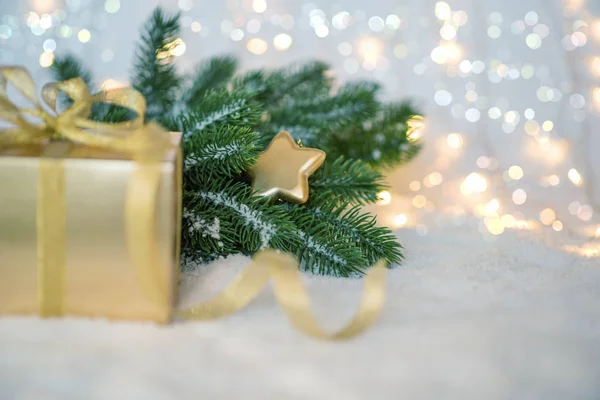 Золотой Рождественский Фон Разряженных Огней Еловыми Ветвями Украшением Подарочной Коробкой — стоковое фото