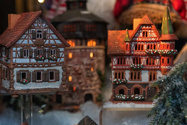 Almanya'da Noel pazarı. Gingerbread evler bir gösteri penceresinde görüntülenir. Arka planda Noel ışıkları var. Münih, Almanya'daki Noel Pazarı'nda stand.