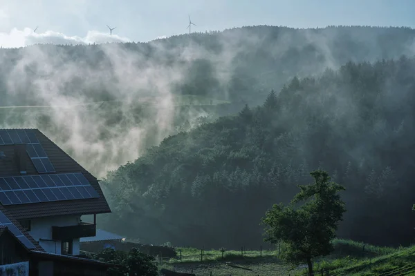 Tradycyjny Dom Pięknym Tle Krajobrazu Górskiego Podczas Sunrice Magiczny Letni — Zdjęcie stockowe
