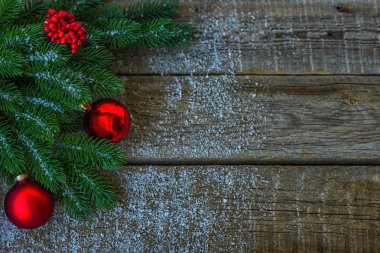 Noel ağacı dalları, dekorasyon ve kırmızı topları ile tebrik kartı için Noel arka plan, koyu ahşap tahta üzerinde. Metin için kopyalama alanı ile üst görünüm.