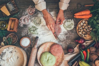 Pişirme ev yapımı makarna yapma süreci. Şef taze İtalyan geleneksel makarna yapmak. Düz yatıyordu. Üst te. Çerçeve. Rustik stil, tonlu görüntü.