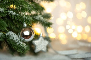 Bulanık, pırıl pırıl arka plan üzerinde kar süslemeleri ile Noel arka plan. Noel günü konsepti. Tonlu görüntü. Metniniz için alan kopyalama.