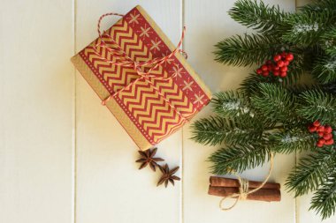 Noel hediyeleri, çam dalları, beyaz arka plan üzerinde kırmızı meyveler. Düz yatıyordu, üstten bak. Kopyalama alanı.