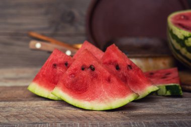Kırsal masada olgun sulu kırmızı karpuz..