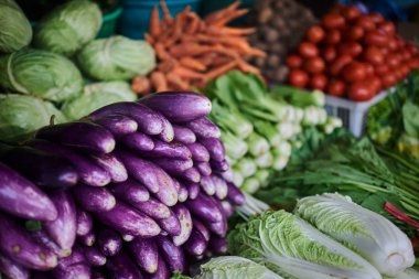 Ubud kasabasında pazarda meyve ve sebze satan sokak, Bali, Endonezya.