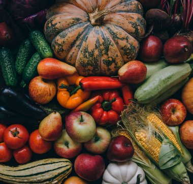 Taze meyve ve sebze çeşitleri. Çeşitli çiğ organik sebze ve meyve ile Kompozisyon. Tonlu görüntü.