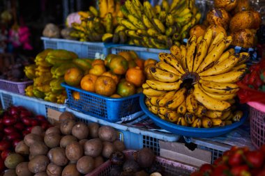 Geleneksel Asya pazarı. Bir çiftçi pazarında meyve ve sebze. Organik taze tarım ürünleri.