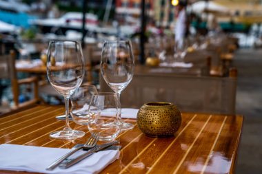 Akşamları açık hava restoran masasının yakın. Restoran şık yaşam tarzı saklıdır kavramı dışarı ürpertici. Restoran içi. Masa takımı restoran.
