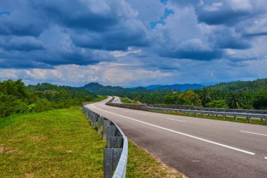 Cameron Highlands ve arka planda pus manzara tepelik yol. Malezya seyahat kavramı. Muhteşem görünümü bulutlu bir gökyüzü ve yemyeşil tropikal yağmur ormanları.