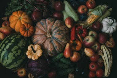 Taze meyve ve sebze çeşitleri. Çeşitli çiğ organik sebze ve meyve ile Kompozisyon. Tonlu görüntü.