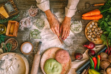 Pişirme ev yapımı makarna yapma süreci. Şef taze İtalyan geleneksel makarna yapmak. Düz yatıyordu. Üst te. Çerçeve. Rustik stil, tonlu görüntü.