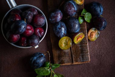 Kevgir ile masada olgun sulu Erik.