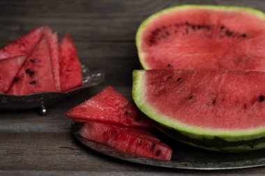 Bazı parçalar ve koyu bir arka plan üzerinde ferahlatıcı karpuz yarısı.