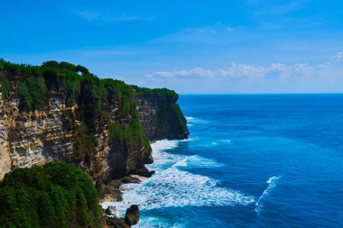 Büyük dalgalar ve güzel kayalar ile Bali deniz manzarası. Deniz plajı doğa, açık Endonezya. Ada manzarası. Okyanus sahilinde yaz tatilleri. Endonezya plajda seyahat tatili. Ekolojik turizm.