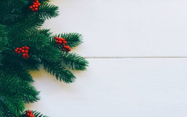 Ahşap tahta üzerinde Noel ağacı dalları, dekorasyon ve kırmızı topları ile tebrik kartı için Noel arka plan. Metin için kopyalama alanı ile üst görünüm.