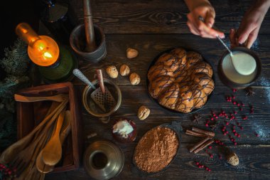 Noel sihirli zamanı. Malzemeler, tatil doğal süslemeleri ve mutfak eşyaları ile Koyu pişirme arka plan. Mutlu Noeller ve Mutlu Tatiller. Aile hazırlığı tatil yemekleri. Üst te. Tonlu görüntü.