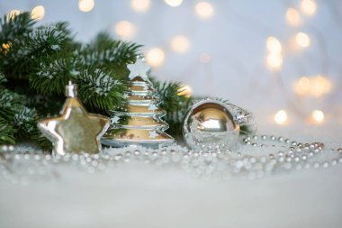 Bulanık, pırıl pırıl arka planda Noel süsleri. Yıldızlar, ladin dalları, top, kar. Kopya alanı ile tonlu görüntü. Seçici odaklama.