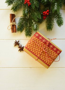 Ahşap beyaz tahta üzerinde süslemeleri ve hediye ile Noel köknar dalları. Kopyalama alanı ile tonlu görüntü.