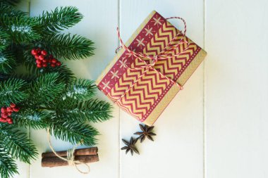 Ahşap beyaz tahta üzerinde süslemeleri ve hediye ile Noel köknar dalları. Kopyalama alanı ile tonlu görüntü.