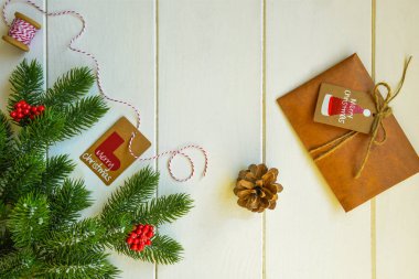 Ahşap beyaz tahta üzerinde süslemeleri ve hediye ile Noel köknar dalları. Kopyalama alanı ile tonlu görüntü.