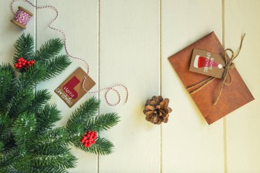 Ahşap beyaz tahta üzerinde süslemeleri ve hediye ile Noel köknar dalları. Kopyalama alanı ile tonlu görüntü.