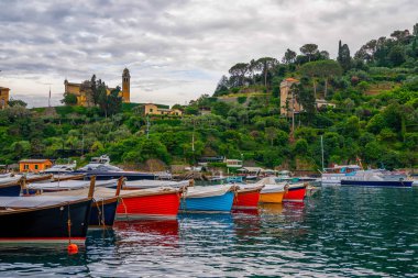 Portofino, İtalyan balıkçı köyü, Cenova eyaleti, İtalya. Pitoresk bir liman ve ünlü ve sanatsal ziyaretçiler ile bir tatil beldesi. Portofino.Travel ve tatil konsepti nin kartpostalı.
