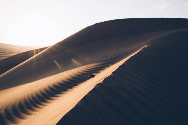 Güzel kum tepeleri. Huacachina çöl, Ica Bölgesi, Peru-gezginler için harika bir yer, büyük boyutlarda kumul. Kumlu barkhanların güzel yapıları. Dünyanın güzelliğini keşfedin.