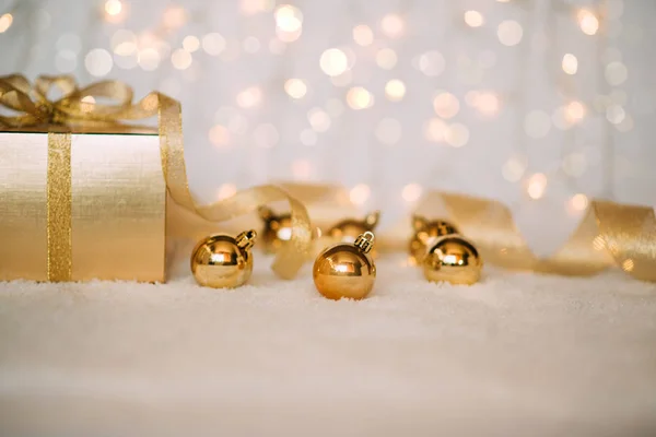 Золотая Рождественская Подсветка Золотыми Шариками Украшения Подарочная Коробка Выделите Фокус — стоковое фото