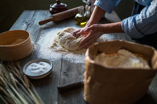 Haciendo Masa Por Las Manos Femeninas Panadería Pastelería Cruda Casera —  Fotos de Stock