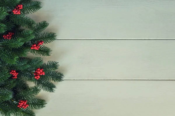 Kerstcadeaus Pine Takken Rode Bessen Witte Achtergrond Platte Lay Top — Stockfoto