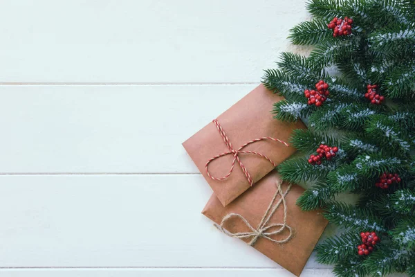 Cadeaux Noël Branches Pin Baies Rouges Sur Fond Blanc Couché — Photo