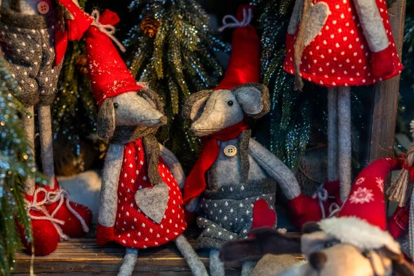 Münih, Almanya'nın tarihi merkezinde geleneksel Noel Pazarı hediyelik eşya satan tipik bir dükkan. Renkli Noel arka plan. Birçok farklı el yapımı hatıra. Seçici odaklama.