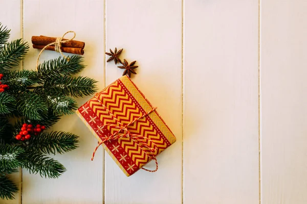 Presentes Natal Ramos Pinho Bagas Vermelhas Fundo Branco Deitado Plano — Fotografia de Stock