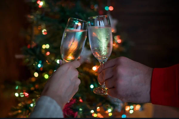 Iluminações Natal Taças Champanhe Mãos Pessoas Com Copos Champanhe Comemorando — Fotografia de Stock