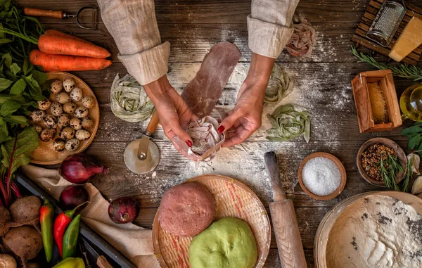 Vrouwelijke Handen Maken Van Verse Zelfgemaakte Pasta Gekleurde Rauwe Groente — Stockfoto