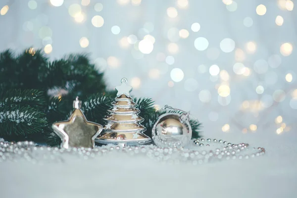 Fundo Natal Com Umas Decorações Prata Abeto Neve Fundo Borrado — Fotografia de Stock