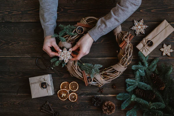 Fondo Navidad Con Decoraciones Guirnalda Conos Pino Creación Corona Hecha — Foto de Stock