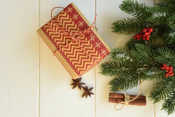 Noel hediyeleri, çam dalları, beyaz arka plan üzerinde kırmızı meyveler. Düz yatıyordu, üstten bak. Kopyalama alanı.