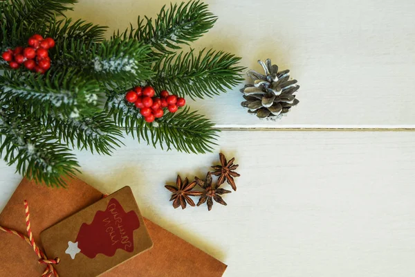 Regalos Navidad Ramas Pino Bayas Rojas Sobre Fondo Blanco Asiento — Foto de Stock