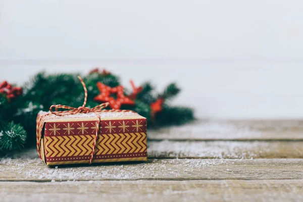 Fond Noël Avec Des Décorations Une Boîte Cadeau Sur Une — Photo