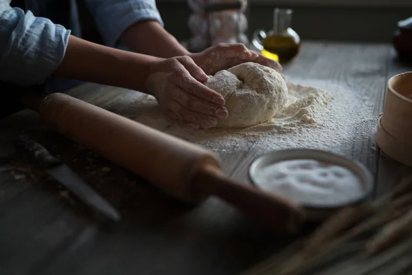 Готовить Руки Месить Тесто Посыпать Кусок Теста Белой Пшеничной Мукой — стоковое фото