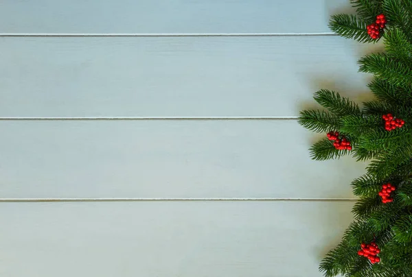 モミの木と赤いベリーとクリスマス木製の背景 コピースペースを使用した表示 — ストック写真